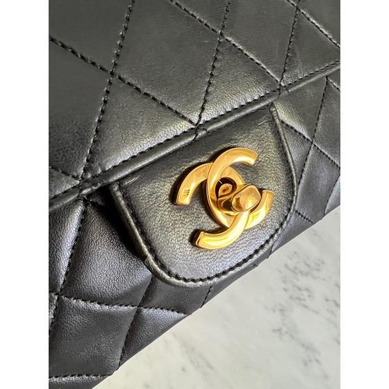 Vintage and Musthaves. Chanel medium 2.55 timeless classic double