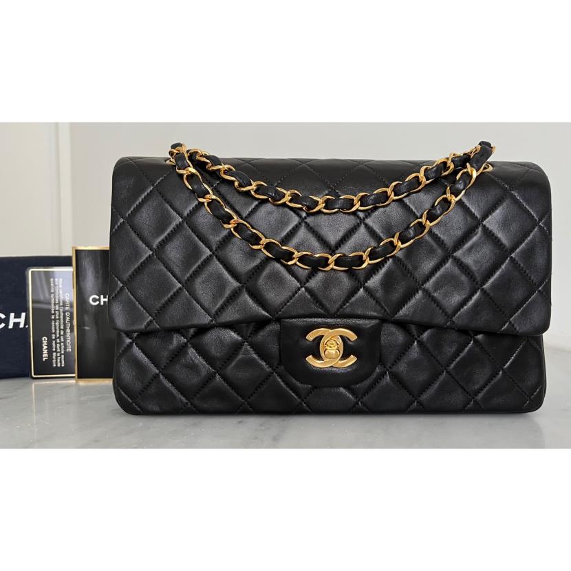 Vintage and Musthaves. Chanel medium 2.55 timeless classic double