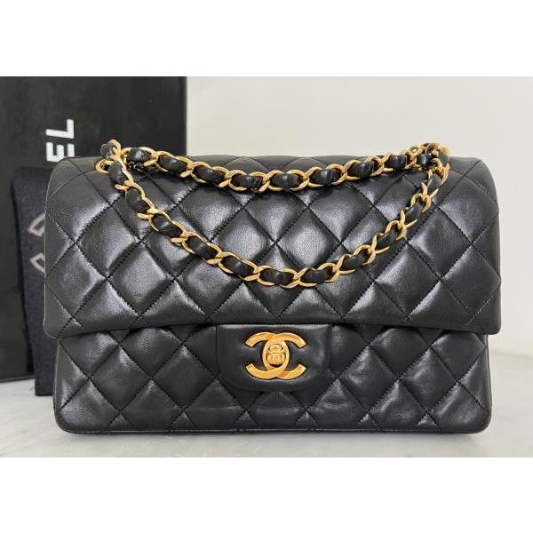 Vintage and Musthaves. Chanel small  timeless classic double flap bag
