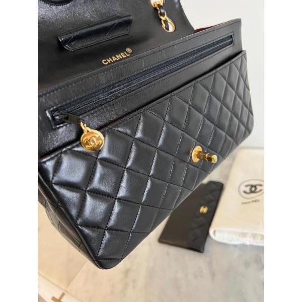 Vintage and Musthaves. Chanel medium/large 2.55 timeless classic