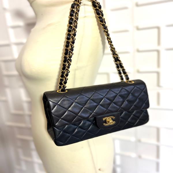 Vintage and Musthaves. Chanel small 2.55 classic flap bag VM221075