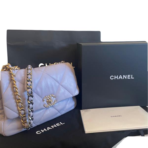 Vintage and Musthaves. ***Final Price*** Chanel 19 lilac small