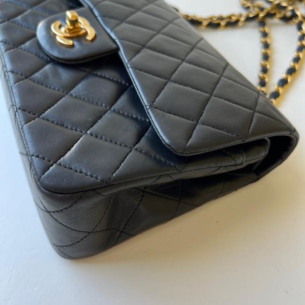 File:Chanel CLASSIC Double Flap 2.55 .jpg - Wikimedia Commons