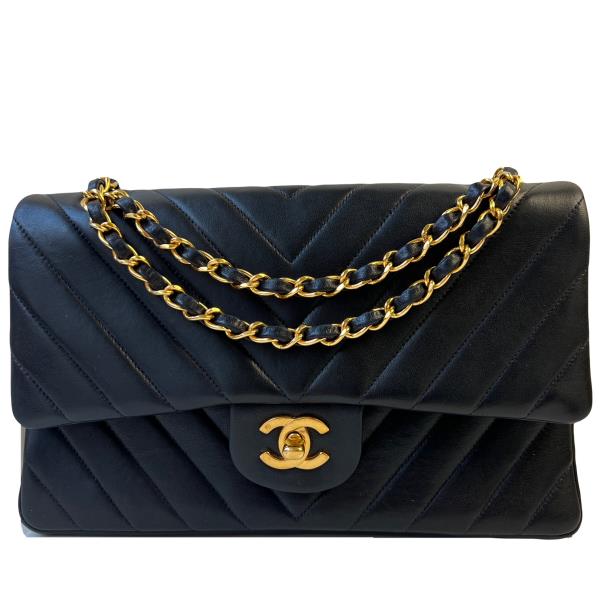 Vintage and Musthaves. Chanel medium chevron double flap bag VM221170