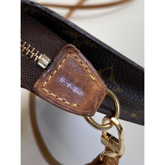 Vintage and Musthaves. Louis Vuitton crossbody clutch/pouch GM