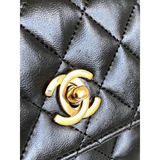 Vintage and Musthaves. Chanel timeless 2.55 mini rectangular in black  lambskin with gold hardware