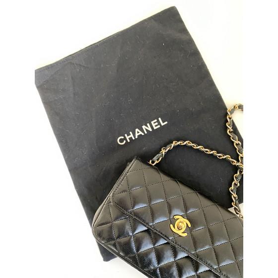 Vintage and Musthaves. Chanel timeless 2.55 mini rectangular in black  lambskin with gold hardware