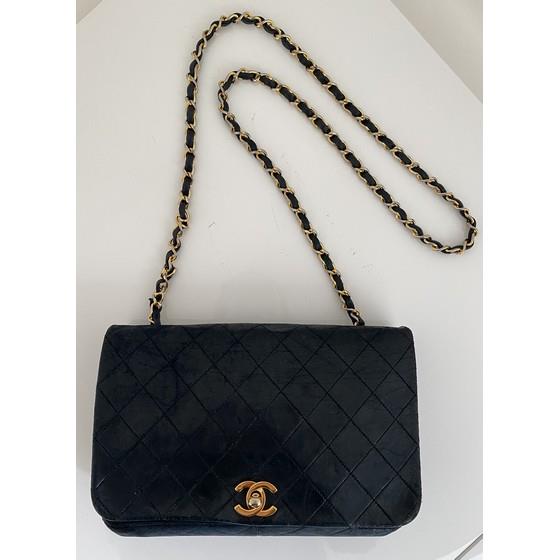 Vintage and Musthaves. Chanel 2.55 timeless fullflap crossbody bag with  turnlock