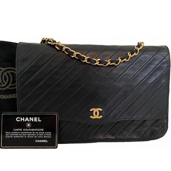 Vintage and Musthaves. Chanel chevron medium classic flap bag