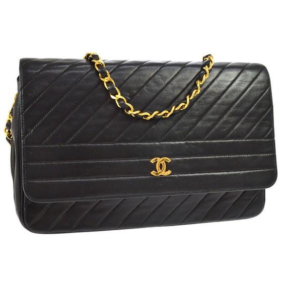 Vintage and Musthaves. Chanel chevron medium classic flap bag