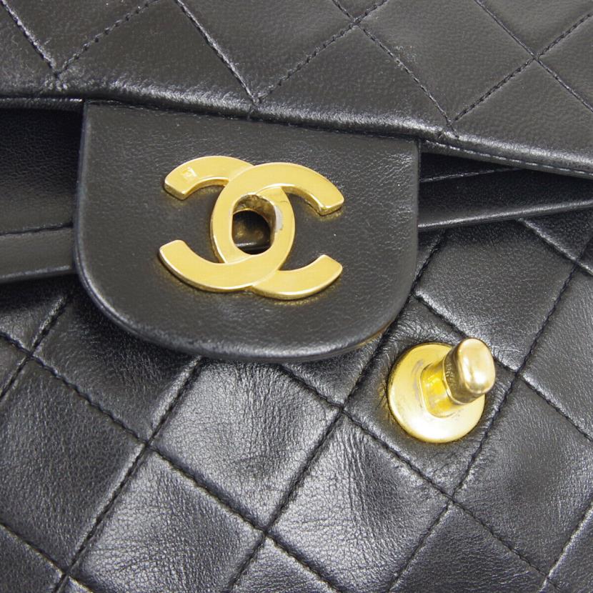 Beautiful Chanel Timeless/Classic flap bag medium handbag 25 cm in navy  quilted leather, garniture en métal doré Black ref.545908 - Joli Closet