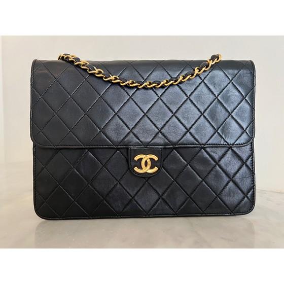 Vintage and Musthaves. Chanel medium 2.55 timeless classic flap bag