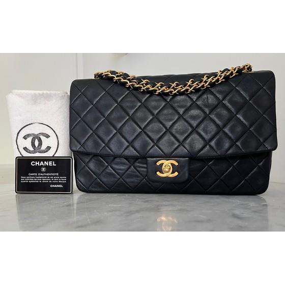 Vintage and Musthaves. Chanel medium/large 2.55 timeless classic