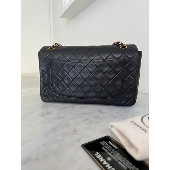 Beautiful Chanel Timeless/Classic flap bag medium handbag 25 cm in navy  quilted leather, garniture en métal doré Black ref.545908 - Joli Closet